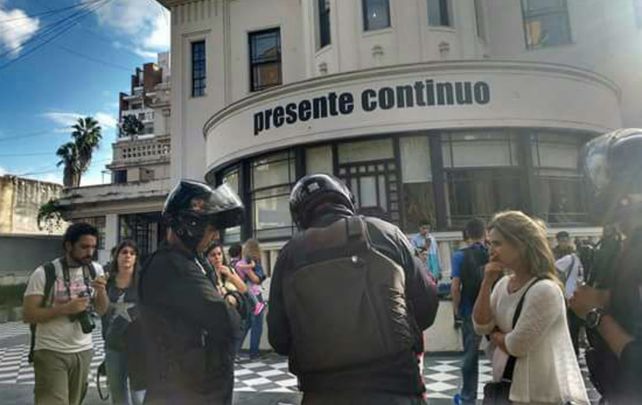 Los policías irrumpieron por la fuerza