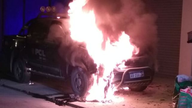 El móvil arde a metros de la seccional 24ª.&nbsp;