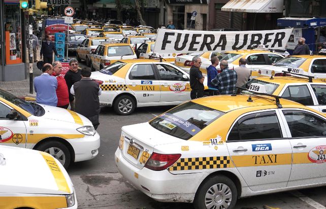 Una protesta de taxistas en Montevideo contra Uber.