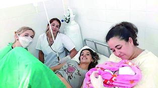 Noelia con su barbijo puesto, trajo al mundo a Leticia que eligió nacer en Alcaraz. 
