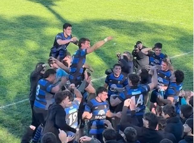 Universitario celebró hasta muy tarde su victoria sobre Gimnasia