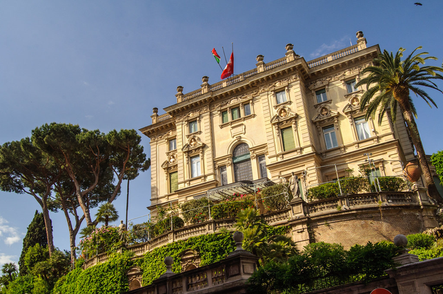 La imponente villa, que est&aacute; en venta por un valor de cientos de millones de d&oacute;lares.