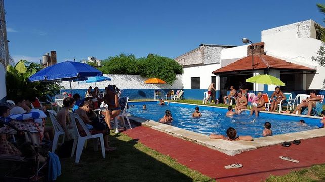Una de las cavas del barrio se rellenó con la tierra extraída para la construcción de la pileta del Club Atlético Unión.&nbsp;
