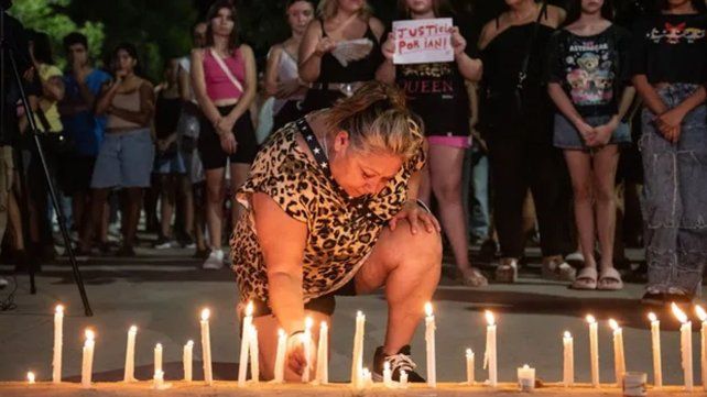 Vecinos de la localidad santafesina se acercaron este lunes por la noche a la escuela donde se produjo el ataque y pidieron justicia por el adolescente fallecido