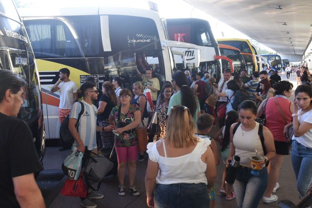 En marcha. Miles de personas salieron desde la terminal de ómnibus y el aeropuerto a disfrutar de sus vacaciones&nbsp;