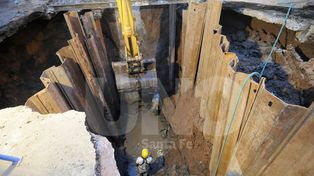Socavón de Rivadavia: reemplazaron el caño y ahora comienza el relleno del terreno
