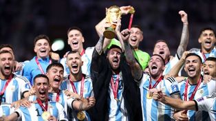 La foto histórica. Lionel Messi levantó la Copa del Mundo junto a sus compañeros hace un año en Qatar.