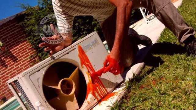 Fue a reparar un aire acondicionado y se encontró con una sorpresa desagradable