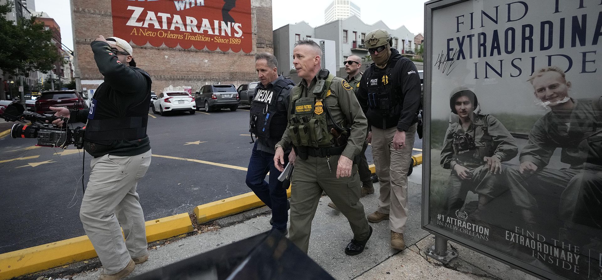 El comandante general de la Patrulla Fronteriza de EE. UU., Gregory Bovino (tercero desde la izquierda), camina por una calle en Nueva Orleans, Luisiana, el miércoles 3 de diciembre de 2025.  Bovino se encuentra la ciudad dando inicio al operativo migratorio, tal como lo hizo en Los Ángeles, Chicago y Charlotte.(Foto AP/Gerald Herbert)