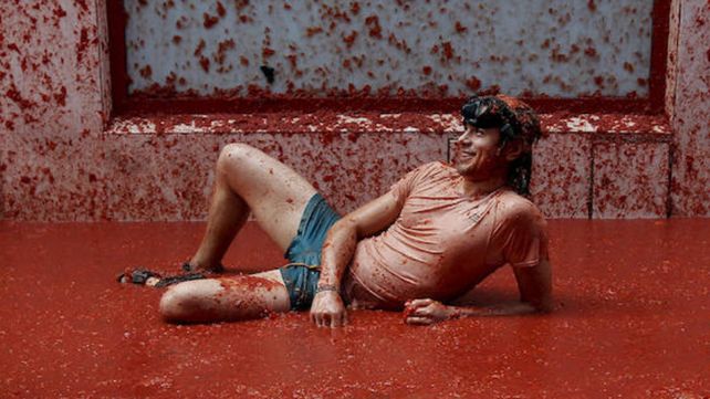 Tomatina, la batalla roja celebra su fiesta anual con un mensaje contra la homofobia