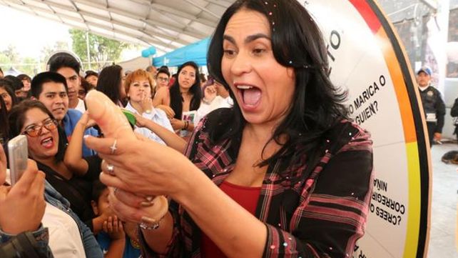 Una funcionaria mexicana enseña a jóvenes a colocar condones con la boca