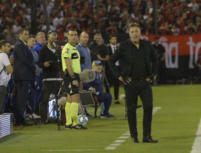 El gesto de Kudelka. Newells jugó mal y el buen entrenador rojinegro no ocultó su fastidio.