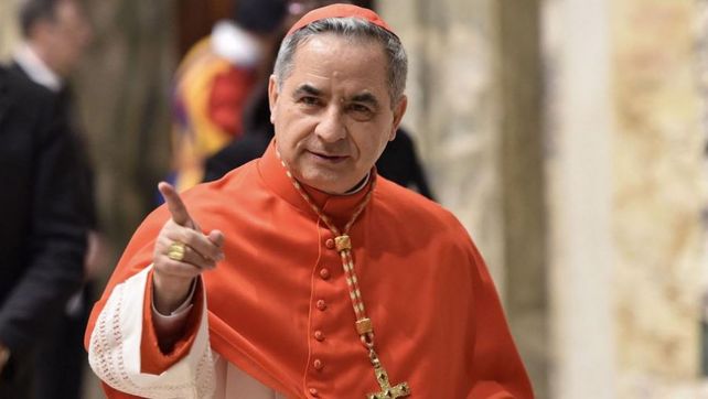 Condenaron al cardenal ex número tres del Vaticano a cinco años y medio de prisión