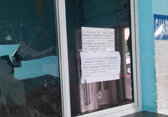 Rosario: entraron a los tiros en una comisaría e hirieron a dos policías