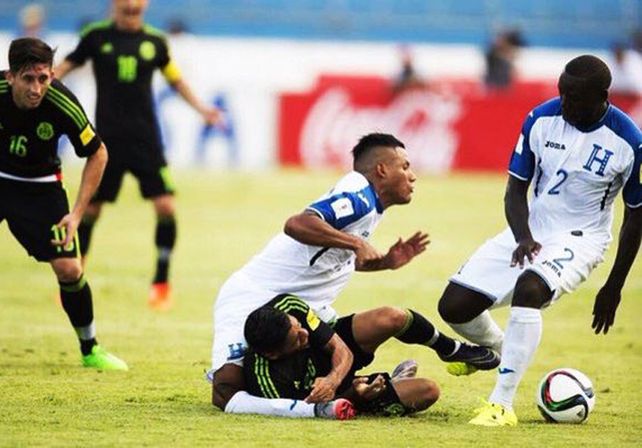 Dura lesión en el partido entre Honduras y México