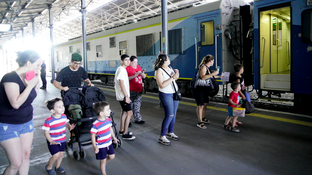 Muchos niños y familias completas se embarcan en el tren.