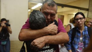Emoción. Alberto Perassi abraza a una activista. El hombre y su esposa siguen pidiendo los huesos de Paula.