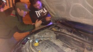 Torpedo externo. Los gendarmes al extraer uno de los panes de cocaína.