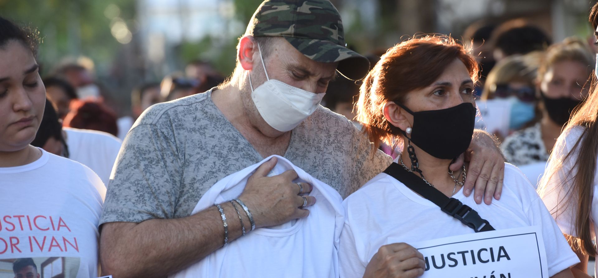 Familiares y amigos marcharon para pedir justicia por el crimen de Iván en cercanías del shopping.