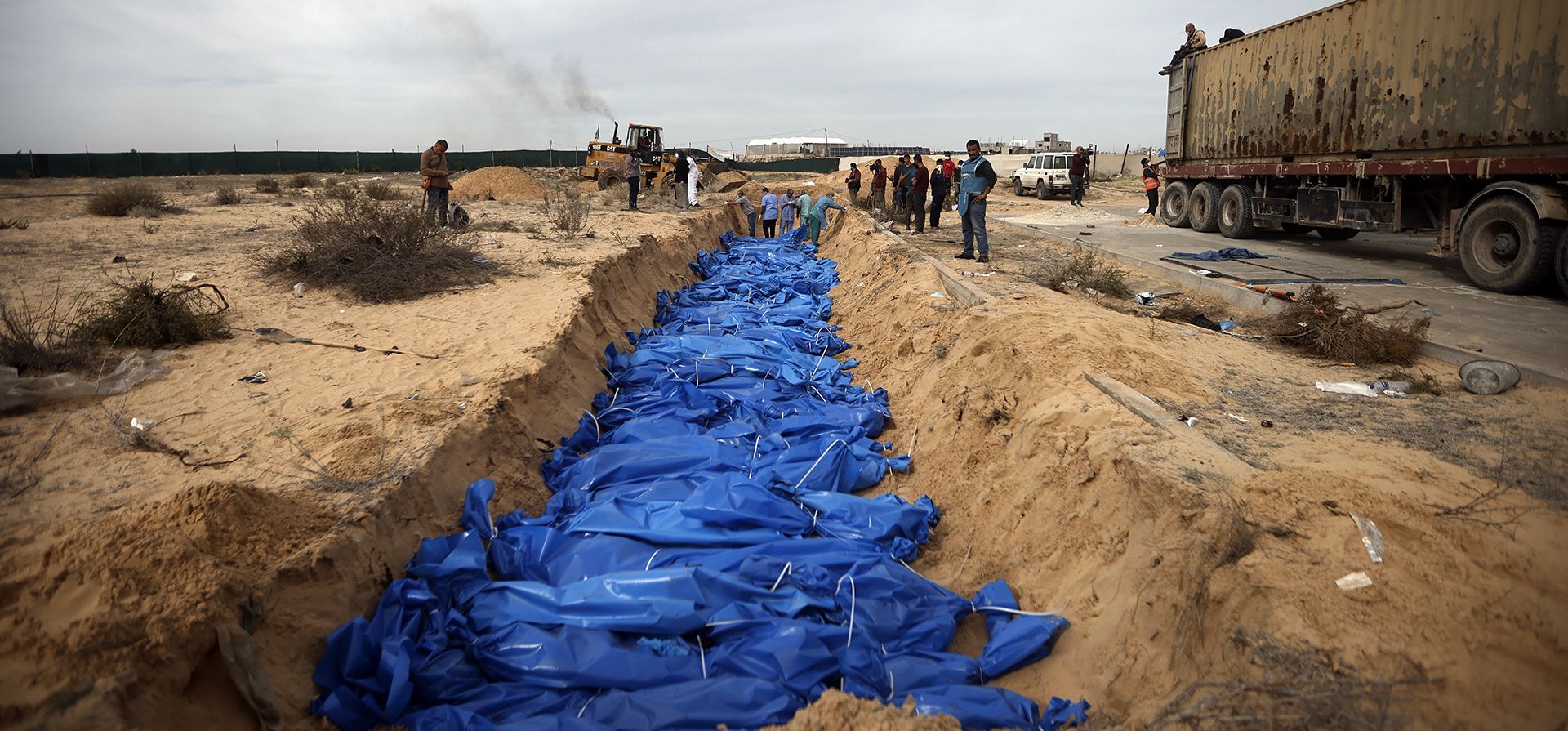 Palestinos entierran a las personas muertas en el bombardeo israelí que fueron traídas del hospital Shifa, en una fosa común en la ciudad de Khan Younis, en el sur de la Franja de Gaza, el miércoles 22 de noviembre de 2023. (Foto AP/Mohammed Dahman) Palestinos entierran a las personas muertas en el bombardeo israelí que fueron traídas del hospital Shifa, en una fosa común en la ciudad de Khan Younis, en el sur de la Franja de Gaza, el miércoles 22 de noviembre de 2023. (Foto AP/Mohammed Dahman)