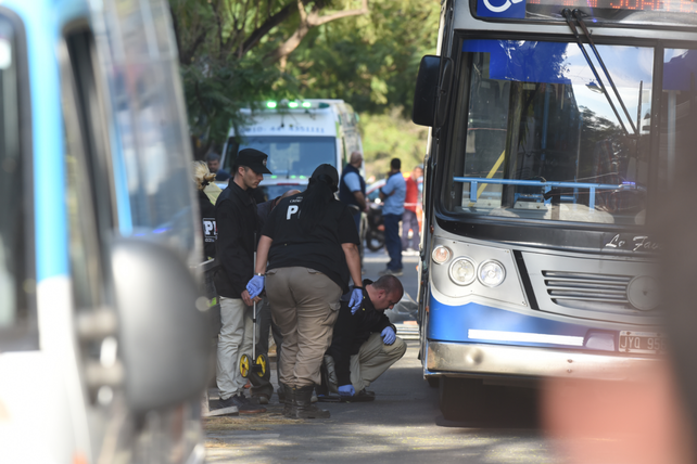 Los peritos realizan las primeras medidas tras el accidente fatal.