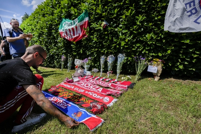 Los fans del Milan y de Forza Italia despidieron a Berlusconi en las afueras de su mansión de Arcore, en Milán. 