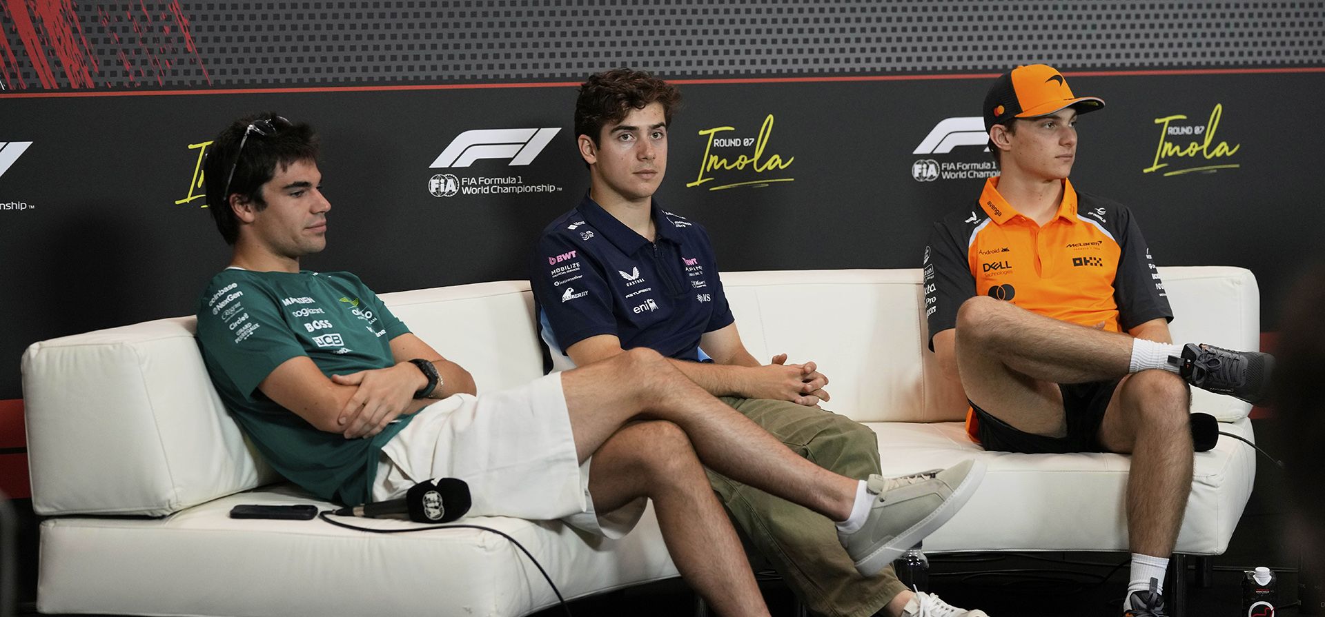 Franco Colapinto de la escudería Alpine, flanqueado por el piloto de Aston Martin Lance Stroll de Canadá, a la izquierda, y el piloto de McLaren Oscar Piastri de Australia durante una conferencia de prensa en el autódromo Enzo y Dino Ferrari, antes del Gran Premio de Fórmula Uno de Emilia Romagna de Italia en Imola, Italia, el jueves 15 de mayo de 2025. (Foto AP/Luca Bruno) Franco Colapinto de la escudería Alpine, flanqueado por el piloto de Aston Martin Lance Stroll de Canadá, a la izquierda, y el piloto de McLaren Oscar Piastri de Australia durante una conferencia de prensa en el autódromo Enzo y Dino Ferrari, antes del Gran Premio de Fórmula Uno de Emilia Romagna de Italia en Imola, Italia, el jueves 15 de mayo de 2025. (Foto AP/Luca Bruno)