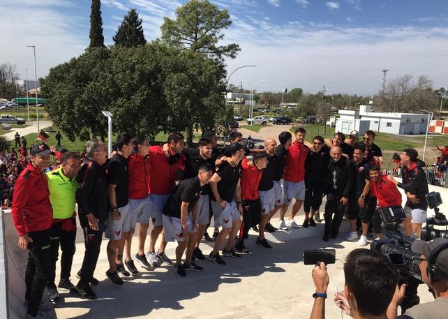 El plantel de Colón pisó Santa Fe y fue recibido por una multitud