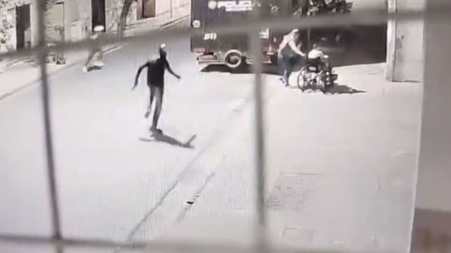 Una cámara del sistema de videovigilancia del hospital captó el momento en que le disparan al suboficial Leoncio Bermúdez que forma parte del destacamento policial del Hospital Provincial.