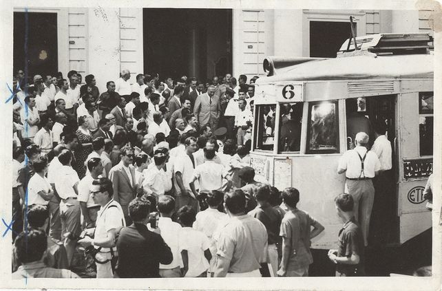 Rosarinos despidiendo a los últimos tranvías en la mañana del 12 de febrero de 1963