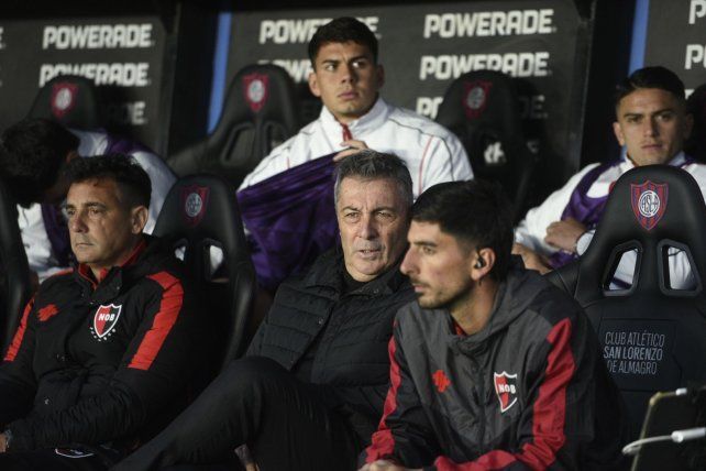 Frank Kudelka y Newells pelean por asegurar su clasificación a los playoffs del torneo Clausura.