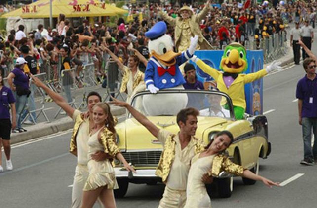 Rio de Janeiro festej&oacute; multitudinario desfile de personajes de Disney en Copacabana
