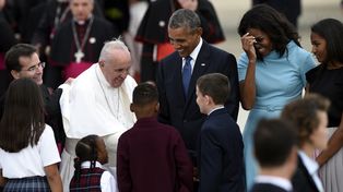 El Papa llegó a Estados Unidos y fue recibido en el aeropuerto por Obama