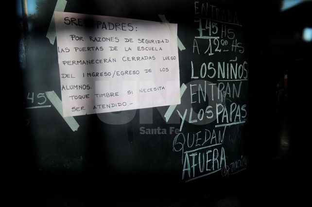 En la puerta. Un cartel en el pizarrón marca cuáles son los nuevos límites.