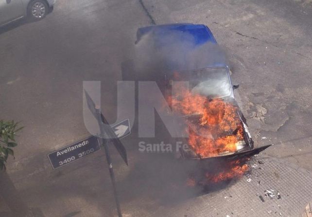 Daños totales: se incendió un auto en Bulevar