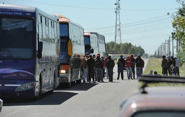 Los colectivos fueron interceptados en medio de un fuego cruzado.