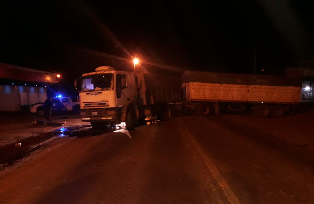 Murió un motociclista en un choque con un camionero
