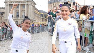 Salma Hayek llevó la Antorcha en la previa a la Ceremonia Inaugural de los Juegos Olímpicos de París 2024.