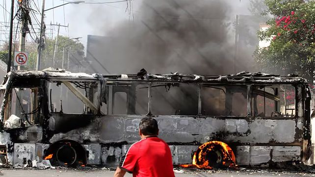 Fuerte operativo de seguridad para recibir el cuerpo del narcotraficante mientras se reportan ataques del Cártel de Jalisco en varias ciudades de México