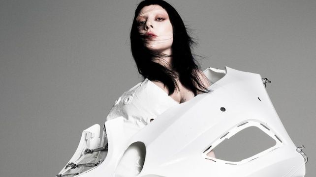 Lady Gaga se mostró en un vestuario con forma de auto y adelantó que su nuevo disco será completamente diferente a todo lo que hizo