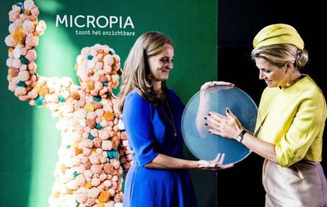 Insólito. Máxima sostiene una esfera con organismos microscópicos.