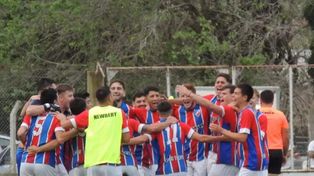 A los playoffs.&nbsp;El azul y rojo celebró en su cancha.