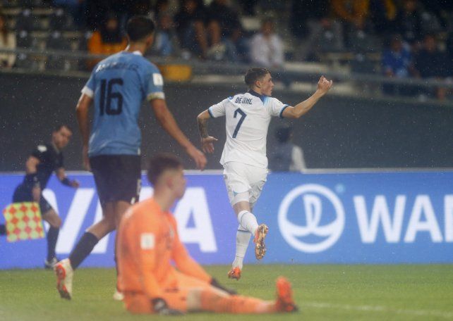 Inglaterra superó de manera agónica a Uruguay en un partidazo disputado en el Diego Maradona de La Plata.