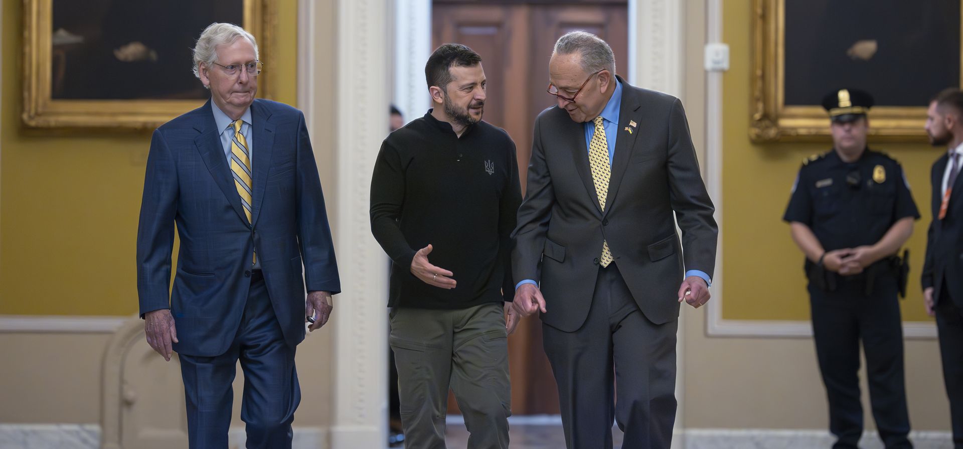 El presidente ucraniano, Volodymyr Zelenskyy , camina con el líder de la minoría del Senado, Mitch McConnell (republicano por Kentucky), a la izquierda, y el líder de la mayoría del Senado, Chuck Schumer (demócrata por Nueva York), a su llegada a una reunión informativa con legisladores sobre el esfuerzo bélico contra Rusia, en el Capitolio en Washington, el jueves 26 de septiembre de 2024. (Foto AP/J. Scott Applewhite) El presidente ucraniano, Volodymyr Zelenskyy , camina con el líder de la minoría del Senado, Mitch McConnell (republicano por Kentucky), a la izquierda, y el líder de la mayoría del Senado, Chuck Schumer (demócrata por Nueva York), a su llegada a una reunión informativa con legisladores sobre el esfuerzo bélico contra Rusia, en el Capitolio en Washington, el jueves 26 de septiembre de 2024. (Foto AP/J. Scott Applewhite)
