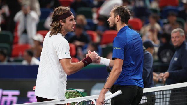 Medvedev despachó a Tsitsipas y avanzó a los cuartos en Shanghai