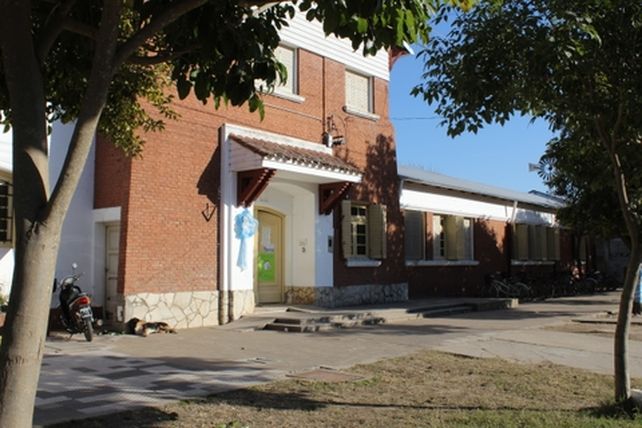 Escenario. La Escuela de Oliveros donde se han reiterados los hechos de violencia contra Tiziano. Hoy habrá una jornada junto al Ministerio de Educación.