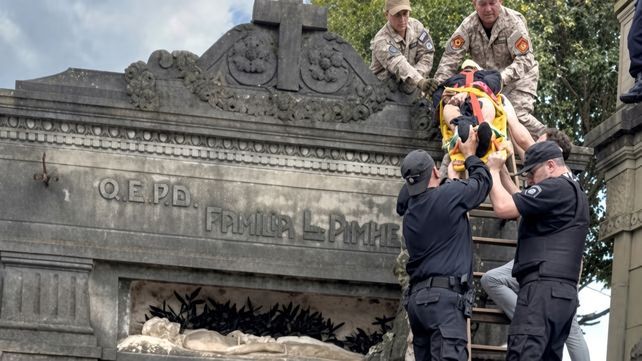 El preso que escapó de la seccional de Pilar es rescatado por policías y bomberos desde el techo de un panteón en el cementerio de San Jerónimo Norte