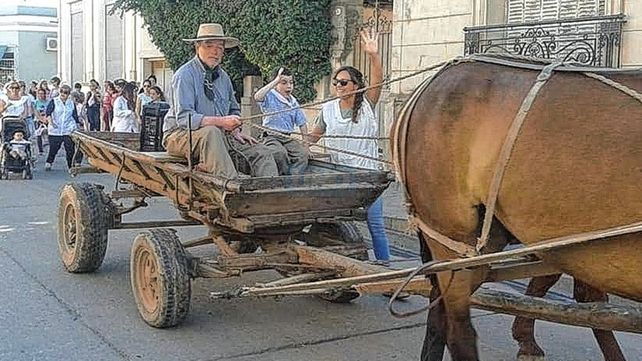 Con su carro. Pichi Muñoz era parte de la caminata de la tradición que organiza la escuela en el mes de noviembre.
