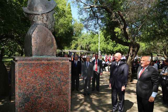 El gobernador frente al busto del fundador de Santa Fe.