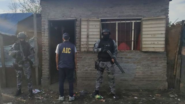 Uno de los domicilios allanados por efectivos de la Agencia de Investigación Criminal (AIC) en Empalme Graneros y Ludueña.